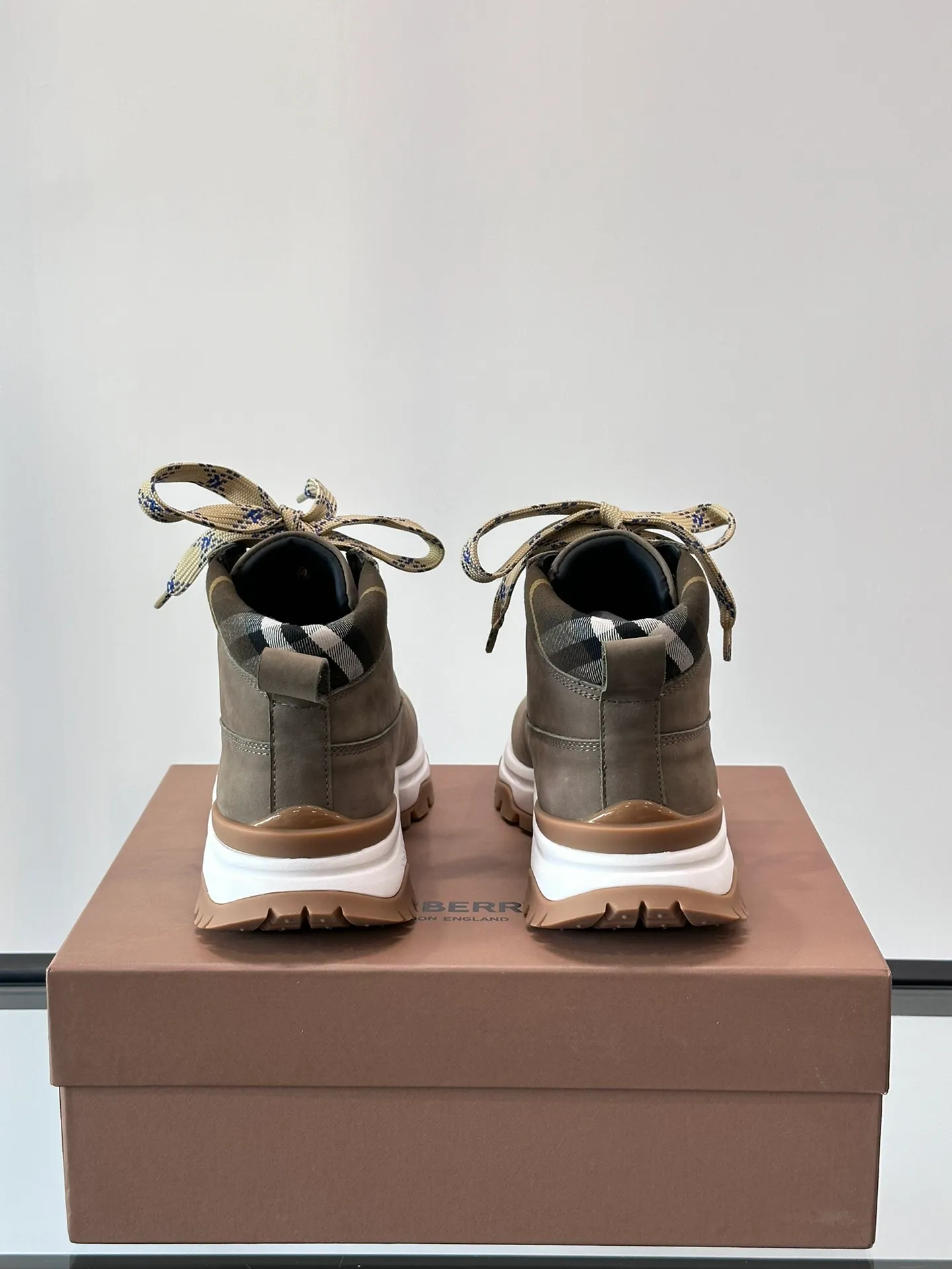 Men's shoes 💰800 ◾️▫️Burberry 2024🆕Ss men's classic high-top thick-soled sneakers, made of first-grain cowhide and decorated with the new brand logo. First-layer cowhide foot pads, the heel is decorated with Burberry lettering embossed logo, and the original TPU outsole!  Size: 39-44 (customized at 38.45)